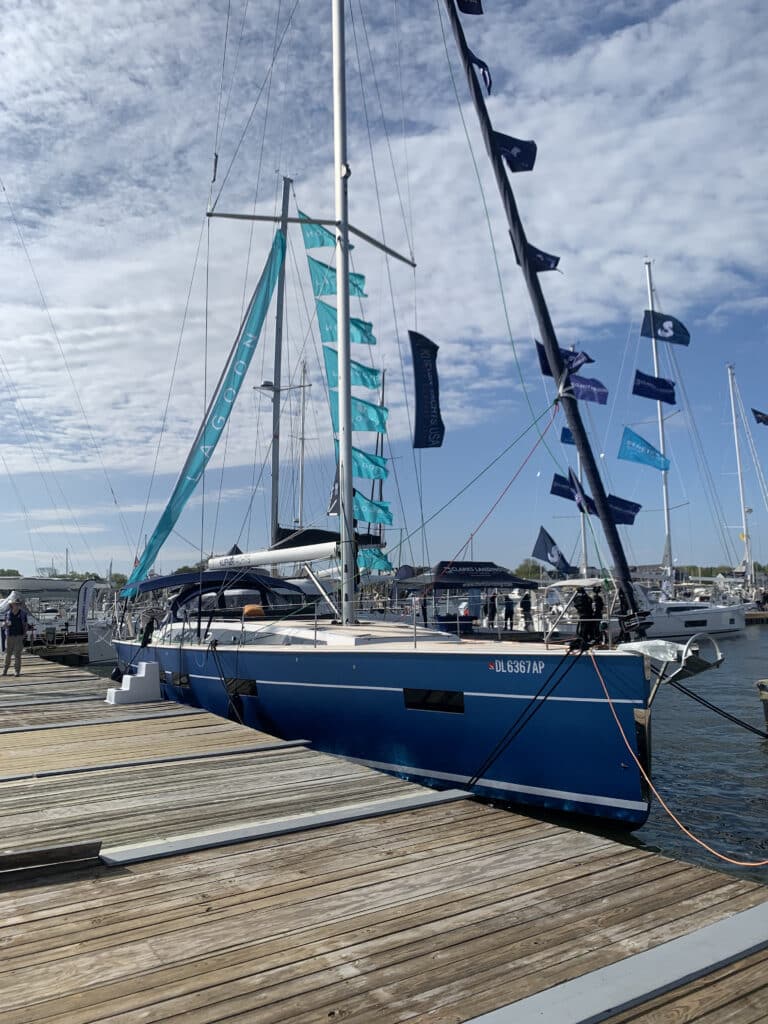 a pic of a sailing yacht